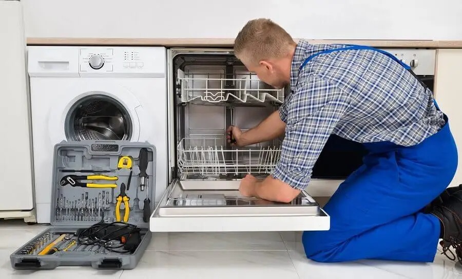 Güdül Smeg servisi teknisyen ekibi beyaz eşya tamiri yaparken